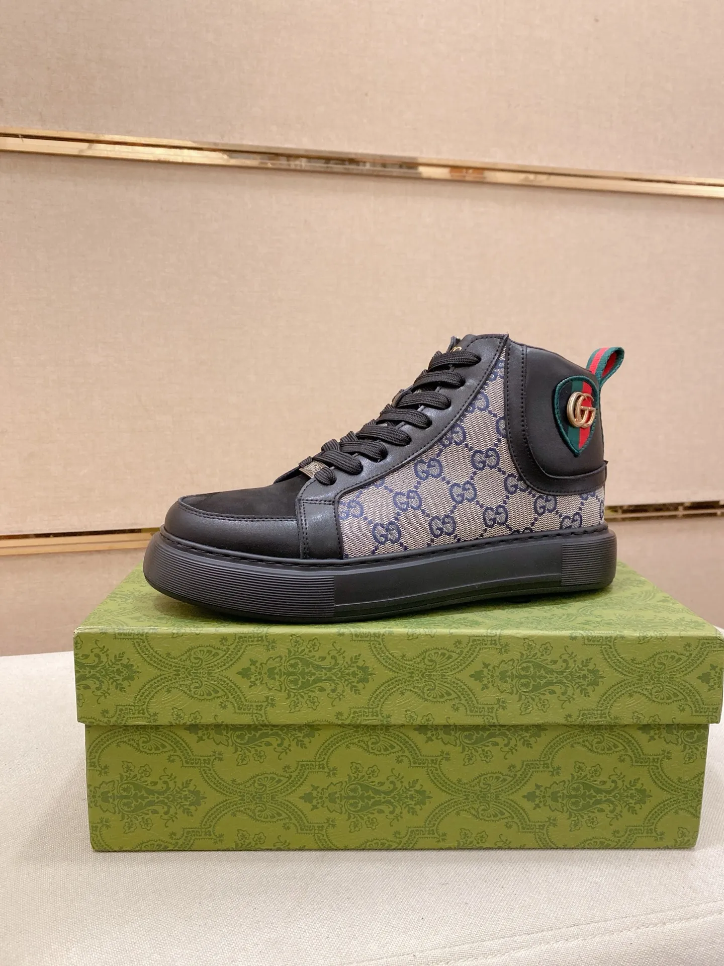 Factory price: 442💰 (GUCCI) The latest model from the official website🎁🎁Casual and fashionable men's shoes👟, hot style💥The style is simple and elegant, exclusive for trendy men. Unique official website's latest brand elements👑original Gucci decoration, fashionable and generous, the fabric is original cowhide ✅sheepskin lining, the official website specifies wear-resistant casual outsole, the classic model is taken in kind at the counter🎬38-44 (can be customized for 45 non-refundable)
